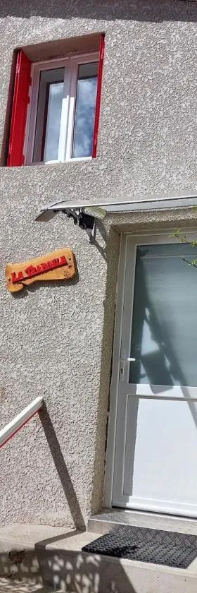 LA TRABOULE Maison de ville avec extérieur，位于Aurec-sur-Loire的酒店