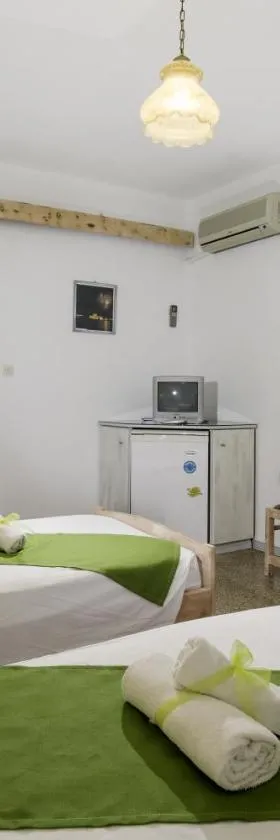 卡拉托斯阳光酒店，位于卡拉索斯的酒店