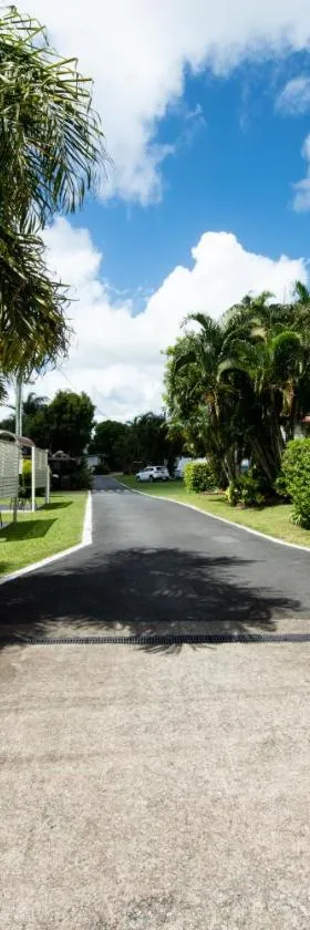 Sarina Palms Caravan and Cabins Village，位于Sarina的酒店