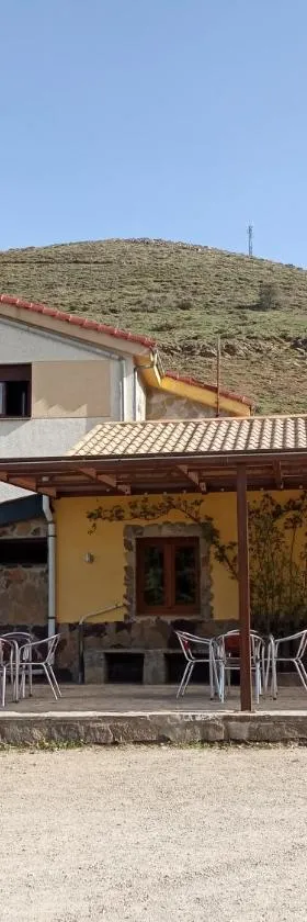 Hostal La Collada de Aralla，位于Aralla de Luna的酒店