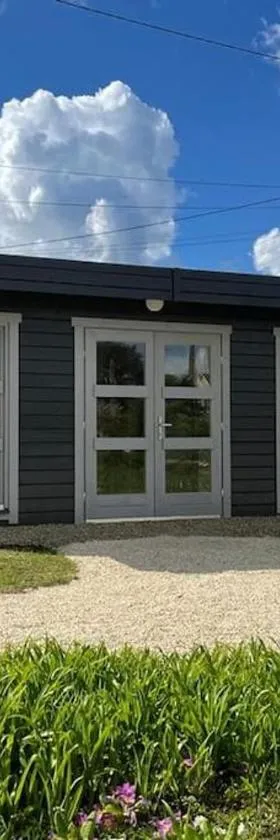 Tiny house toute équipée avec jardin，位于Saint-Florent-sur-Cher的酒店