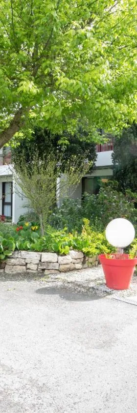 Hôtel-Restaurant La Belle Poule - Contact Hotel，位于罗什福尔的酒店