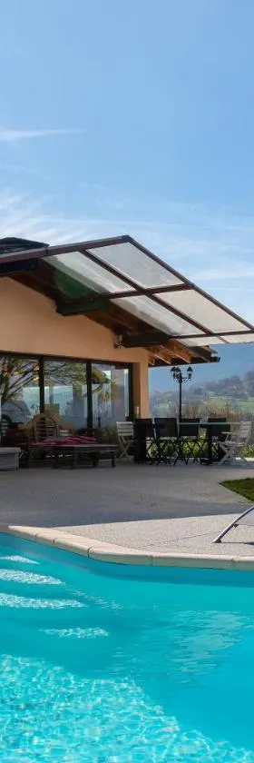 Maison avec Piscine et Spa，位于Saint-Jean-dʼArvey的酒店