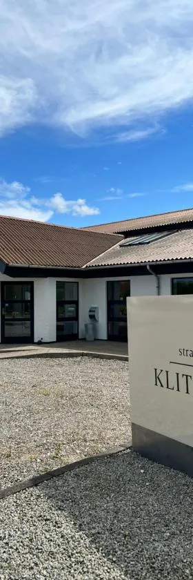 Strandhotel Klitrosen，位于菲耶里茨莱乌的酒店