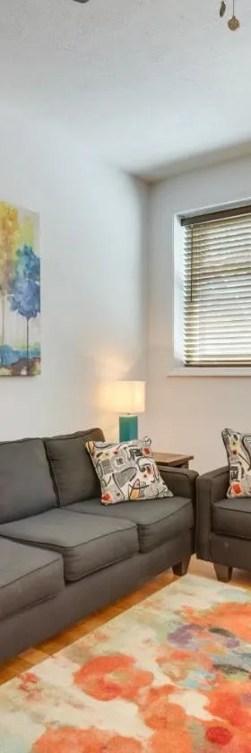 Marlinton Vacation Rental on Riverfront Trail!，位于Marlinton的酒店