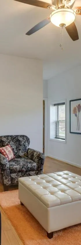 Cozy Marlinton Vacation Rental Downtown Location!，位于Marlinton的酒店