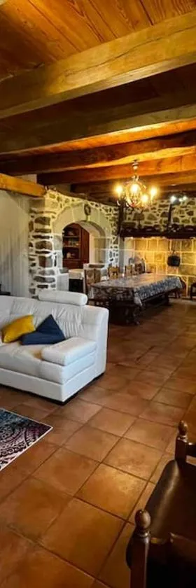 Gite à la ferme au coeur de l'Auvergne，位于Saint-Hippolyte的酒店