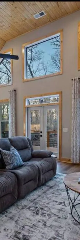 Peaceful Modern Chalet in Ellijay，位于埃利杰的酒店