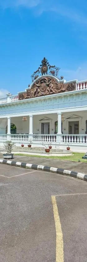 Tirtodipuran Hotel by Natts Hospitality Indonesia，位于Timuran的酒店