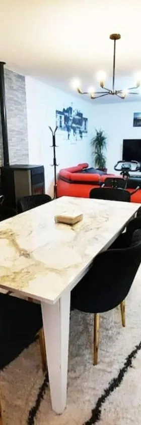 Villa confortable avec Jacuzzi à Chevannes，位于Chevannes的酒店