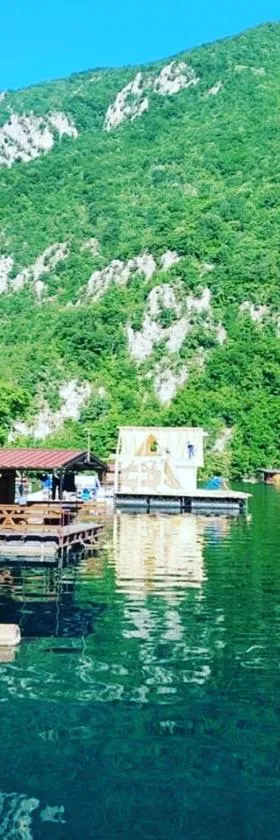 Floating apartmens Perucacki Raj，位于Rađenovići的酒店