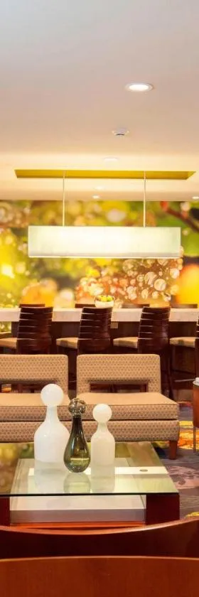 伊萨卡机场/大学万怡万豪酒店，位于伊萨卡的酒店