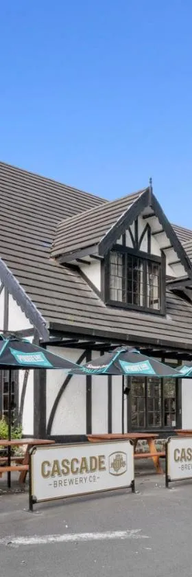 The Fox and Hounds Historic Hotel，位于亚瑟港的酒店