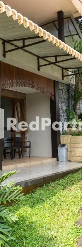 Javenir Hotel Tawangmangu Mitra RedDoorz，位于Karanganyar的酒店