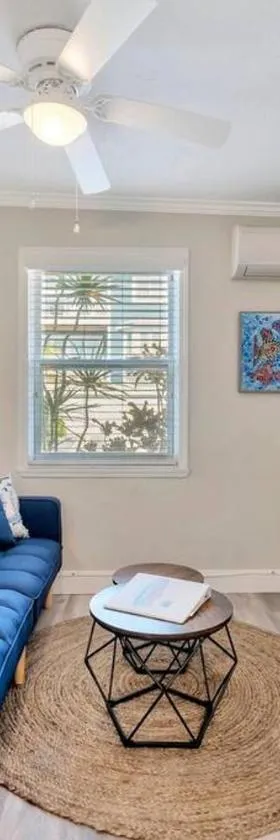 Sea Gem One bed one bath charmer steps to beach，位于布雷登顿海滩的酒店