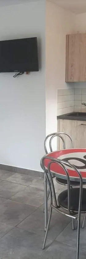 maisonnette dans propriété，位于Rousson的酒店