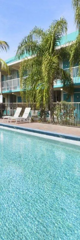 Days Inn & Suites by Wyndham Fort Pierce Midtown，位于皮尔斯堡的酒店