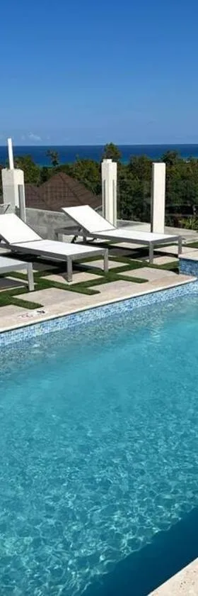 Luxury 1 Bedroom & Rooftop Pool unit #2，位于法尔茅斯的酒店