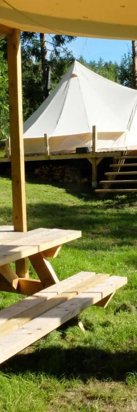 Glamping tent in a forest, lake view，位于Bjuråker的酒店