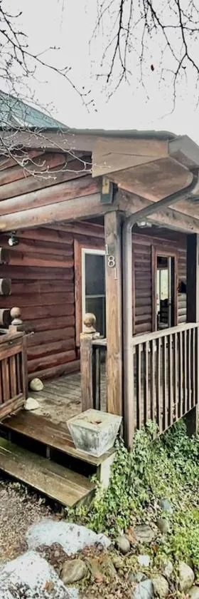 1 bedroom with a loft and hot tub cabin 45 minutes to Asheville，位于马里昂的酒店