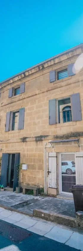 Maison de village atypique à 5min du Pont du Gard，位于韦尔-加尔桥的酒店