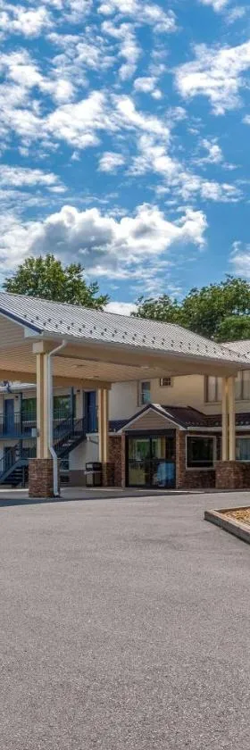 Travelodge by Wyndham Charles Town - Harpers Ferry，位于查尔斯镇的酒店