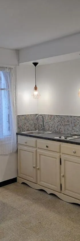 Bel appartement 2/4personnes，位于Douzens的酒店