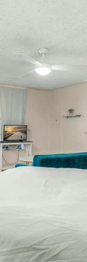 Sebring Circle Studio Stay- Postcard Mural Views，位于锡布灵的酒店