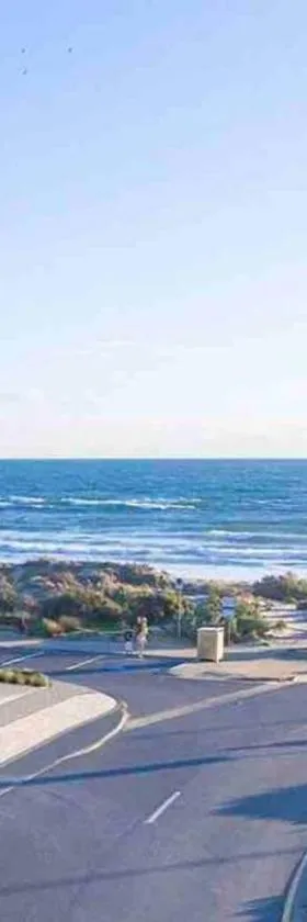 Hamptons @ Moana - beachfront 3 bed apartment，位于Moana的酒店