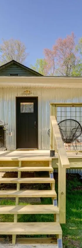 Mid-Century Modern Fayetteville Home Close to Town，位于费耶特维尔的酒店
