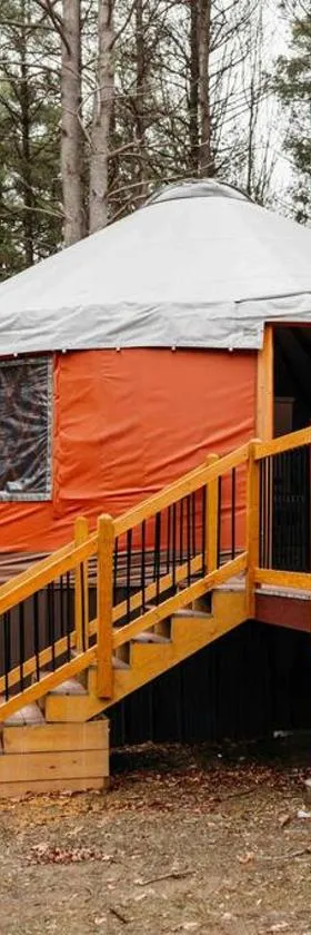 Heated & AC Yurt，位于彭延的酒店