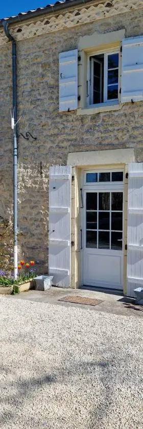 ESCALE AU CLOS SAINT MARTIN DE JUILLERS Gîtes et Chambres d'hôtes，位于Saint-Martin-de-Juillers的酒店