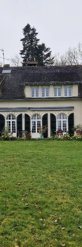 Aux Berges du Lac de Mondon，位于Mailhac-sur-Benaize的酒店