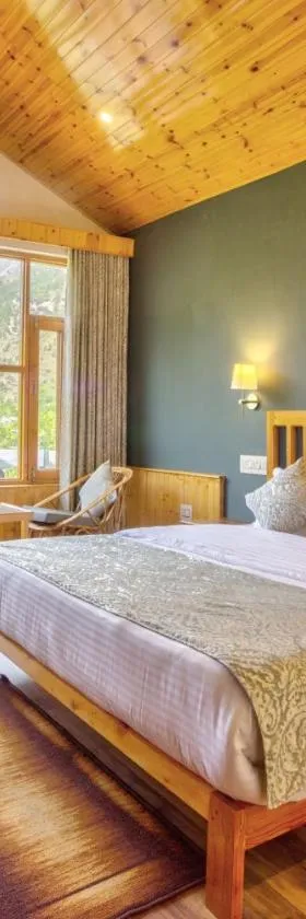 Doris Mountain Cabins Tirthan，位于本贾尔的酒店