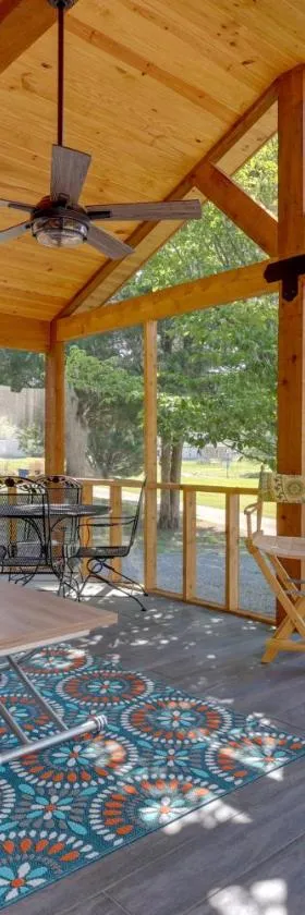 Guntersville Lake Home with Deck and Covered Boat Slip，位于斯科茨博罗的酒店