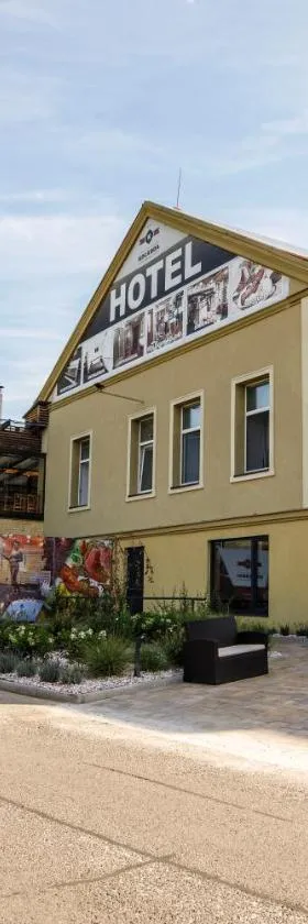 Wellness Hotel Kocanda，位于德辛的酒店