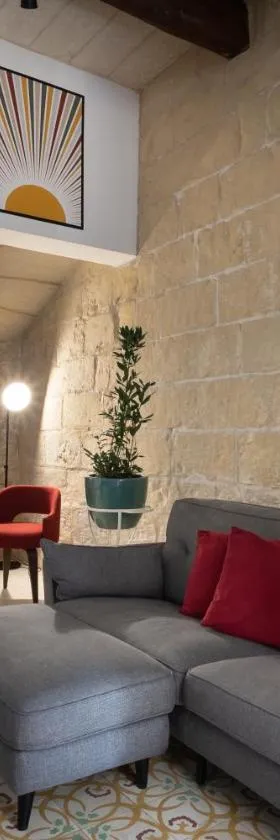 Authentic Maltese 2-bedroom House with Terrace，位于Żejtun的酒店