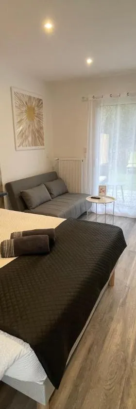 JARDIN PRIVÉ 2，位于拉若瓦尔的酒店