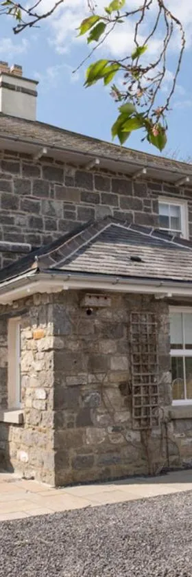 Church Farmhouse - Castle View (4 bedroom) & Church View (2 bedroom)，位于卡斯尔敦的酒店
