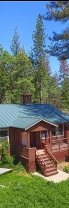 Uncle Grizz's Cabin...get intouch with nature，位于Bass Lake Annex的酒店