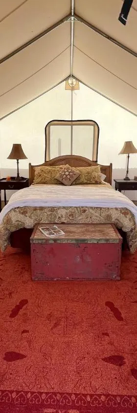 Cosmo Glamping Tent at Zenzen Gardens，位于Paonia的酒店