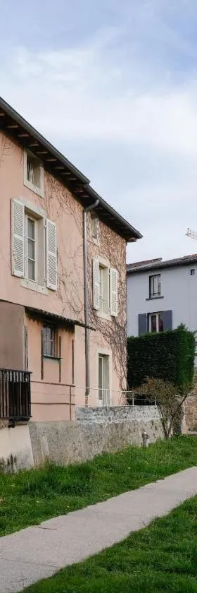 Auberge du Vieux Pont，位于布里涅的酒店