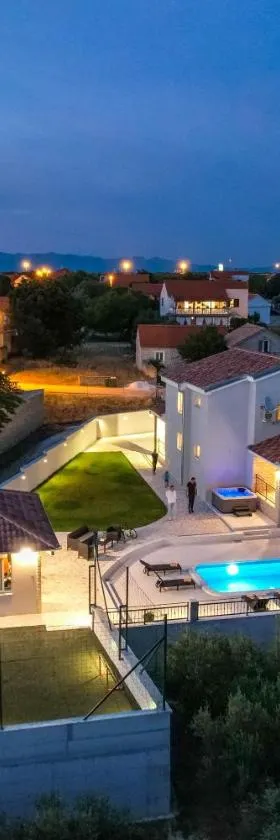 Villa Relax with sauna & jacuzzi &gym，位于Gornji Zemunik的酒店