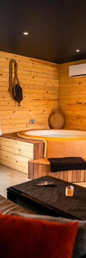 L'Antre d'Eux - Suite avec sauna et jacuzzi，位于Senenne的酒店