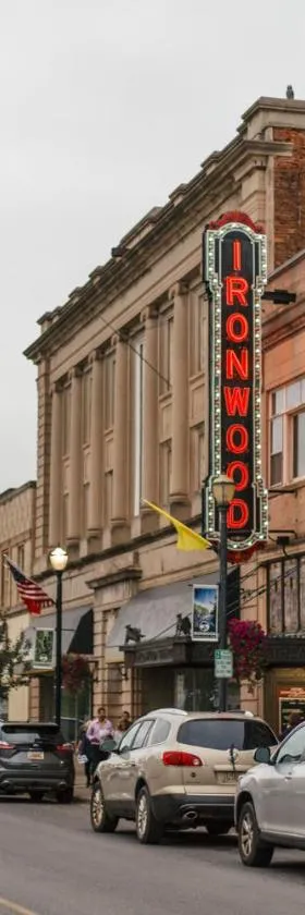 Indianhead Ironwood Hotel，位于艾恩伍德的酒店