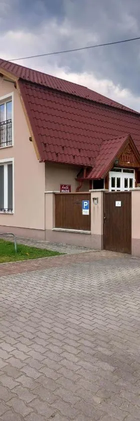 卡塔旅馆，位于Oroszlány的酒店