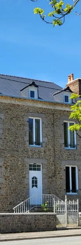 Gite de la Fontaine，位于La Bazouge-des-Alleux的酒店