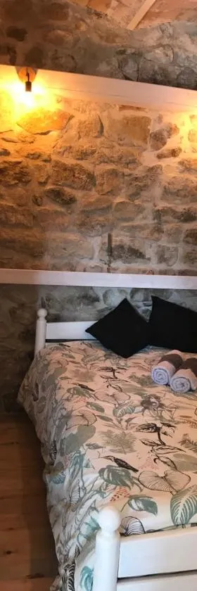 Chambre atypique dans une cave voutée avec petit déjeuner，位于Saint-Genest-de-Bauzon的酒店