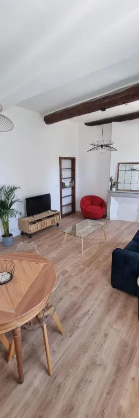 En plein coeur de Pélissanne - 55 m2 rénovés - Avec Parking，位于Pélissanne的酒店