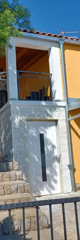Apartments Spalj 1 i 2，位于塞尼的酒店
